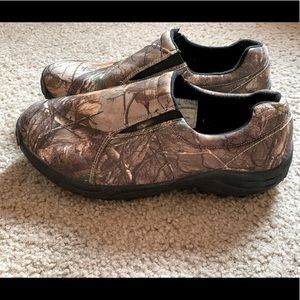 Magellan Outdoors camouflage slip-on shoes Mens 9